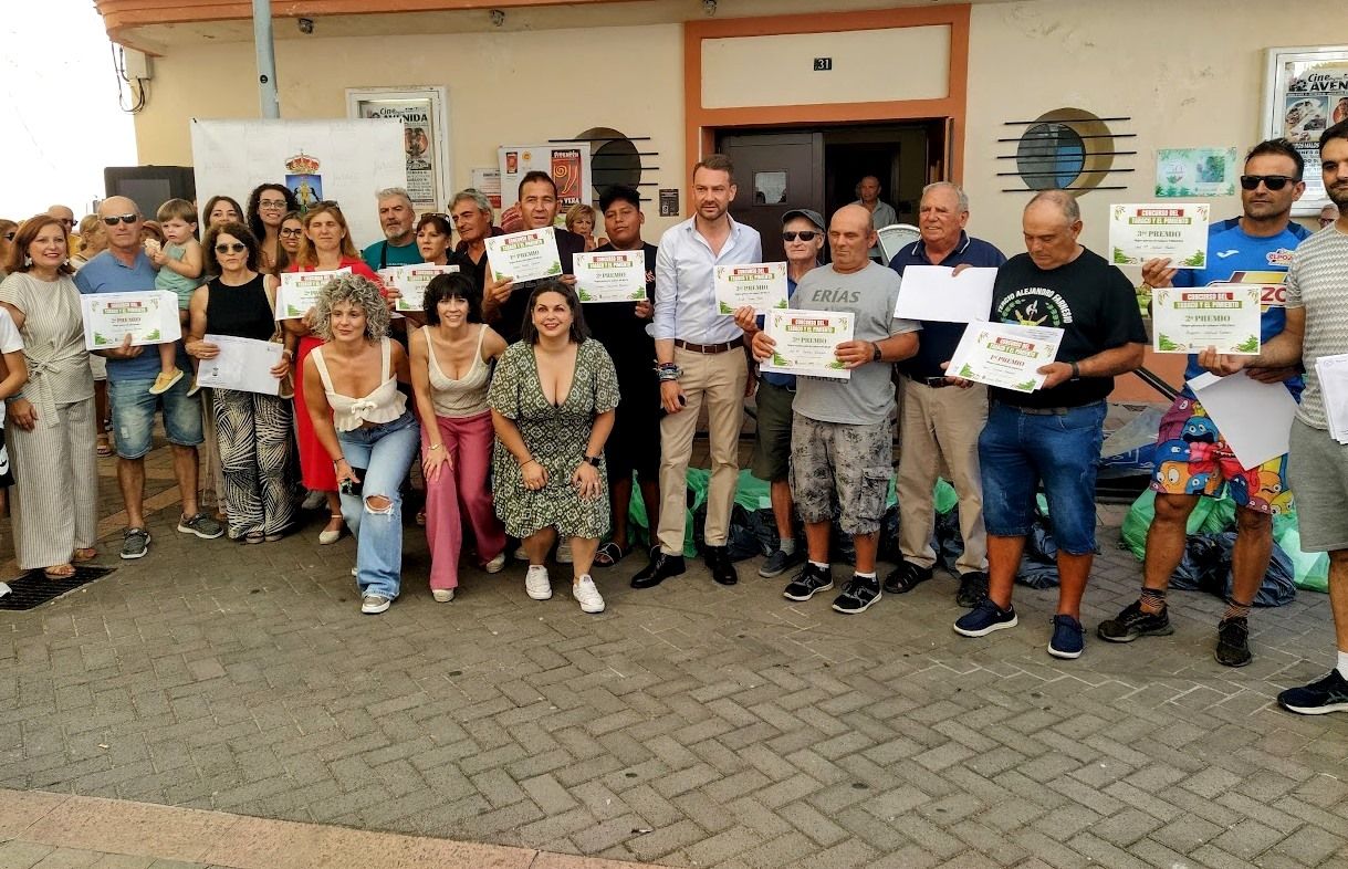 Los premiados, familiares y autoridades durante la entrega de los diplomas y premios.