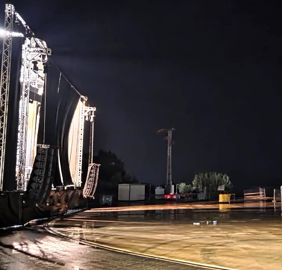 El auditorio del polideportivo desolado por la lluvia.