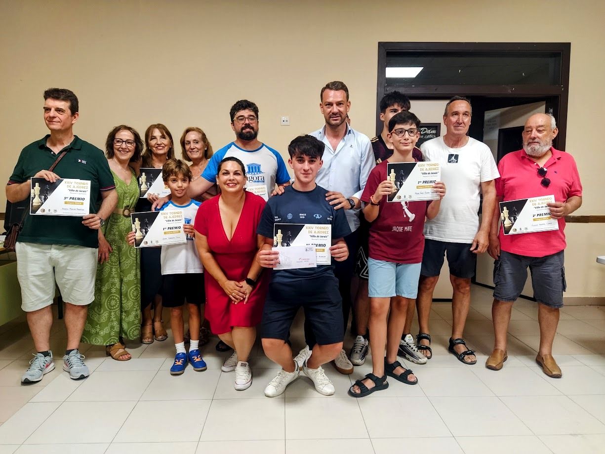 Los premiados en la 24 edición del torneo jaraiceño en las tres categorías con los diplomas.