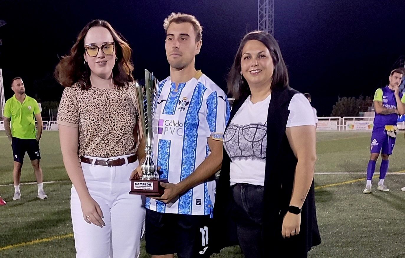 Las concejalas Sara García y Cintia Gómez entregan el trofeo de campeón al capitán del CF Talavera.