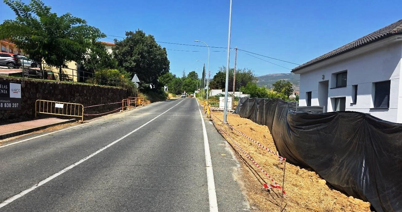 Uno de los puntos en obras de la carretera CC-240, dirección a Pasarón.