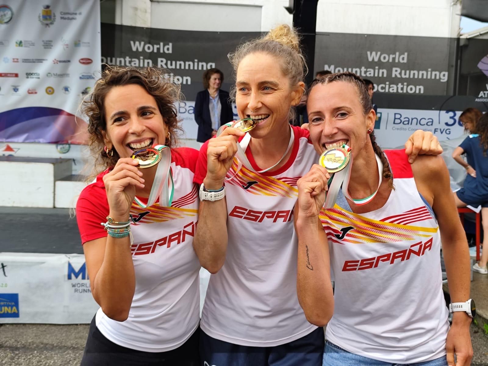 Eva, en el centro, exhibiendo la medalla de oro.