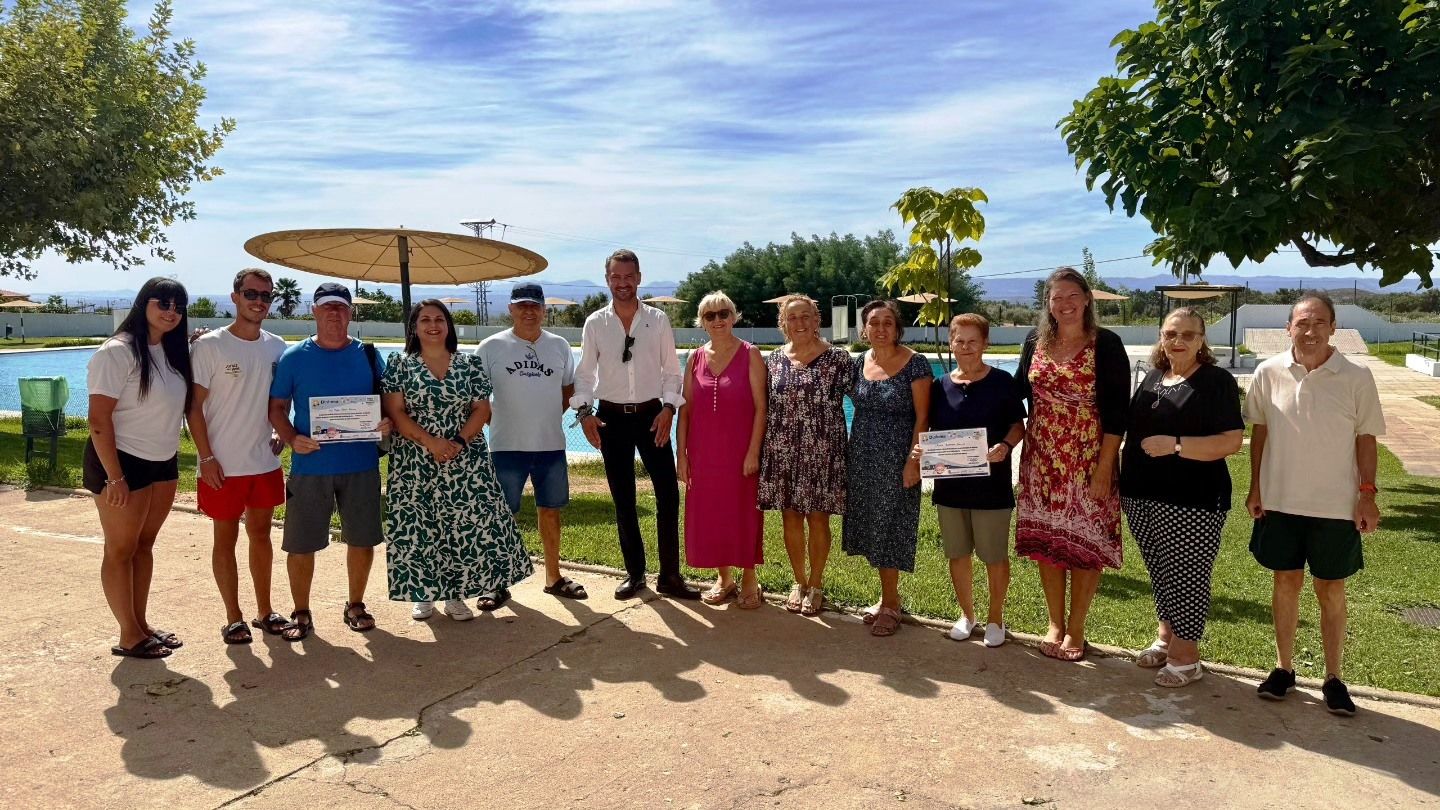 Los participantes en 'aquagym' con los diplomas acreditativos.