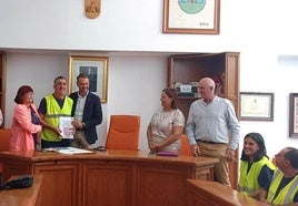 Un jaraiceño de la Asociación Placeat, participante en la marcha, distinguido por el Ayuntamiento de su pueblo.