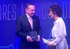 Adrian Alegre con el premio.
