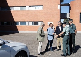 Encuentro de las autoridades en la entrega del vehículo.