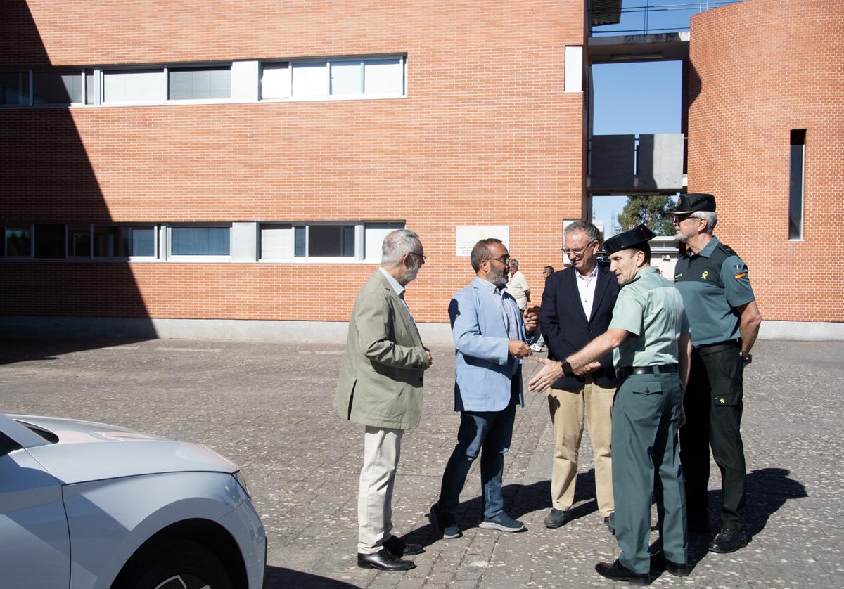 Encuentro de las autoridades en la entrega del vehículo.