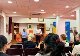 Hernández y Núñez explicando la campaña.