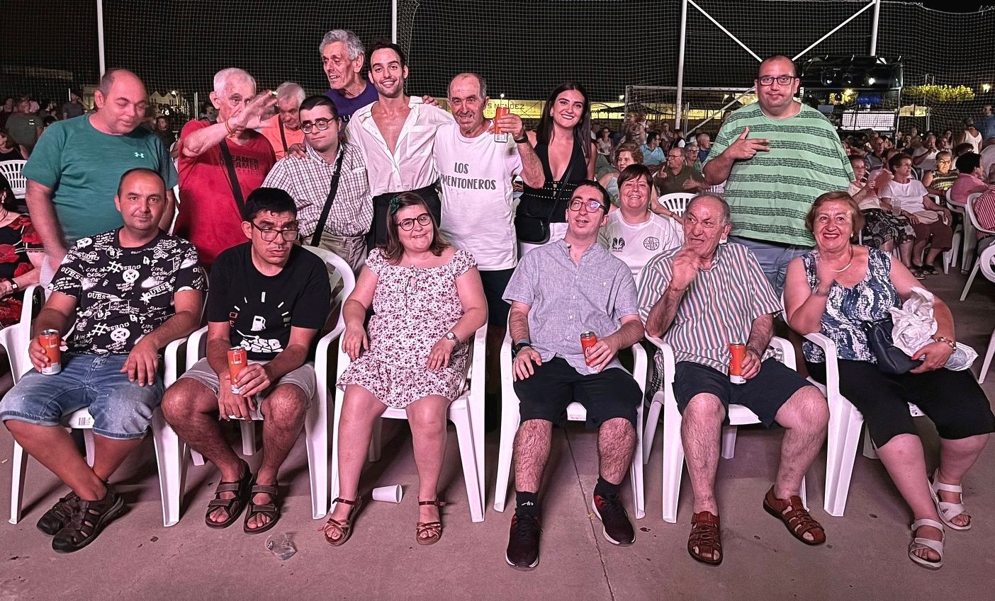Los usuarios de Vera Plena Inclusión con el pregonero de las ferias de 2025.