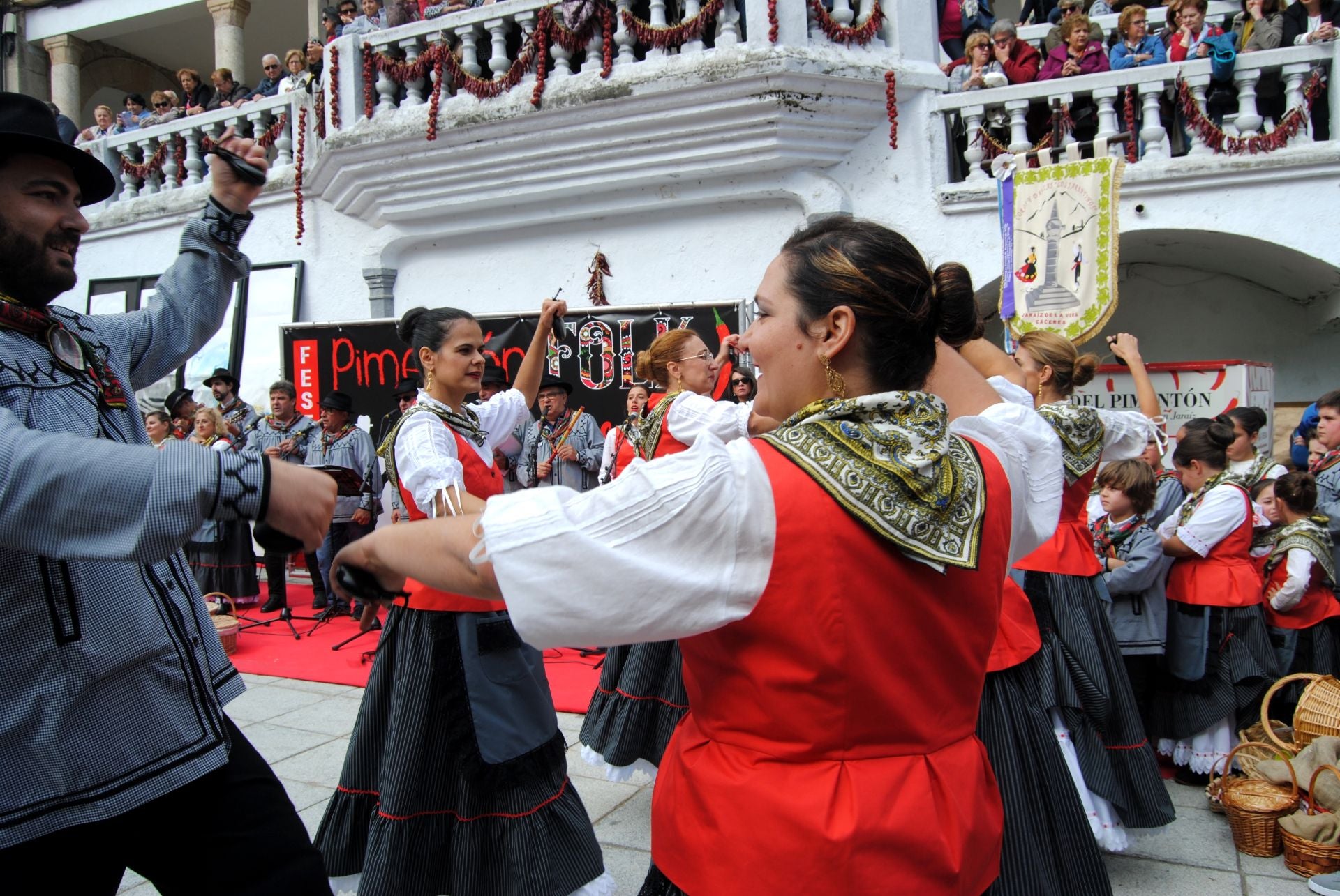 Los anfitriones, los Coros y Danzas Los Jarentinos.