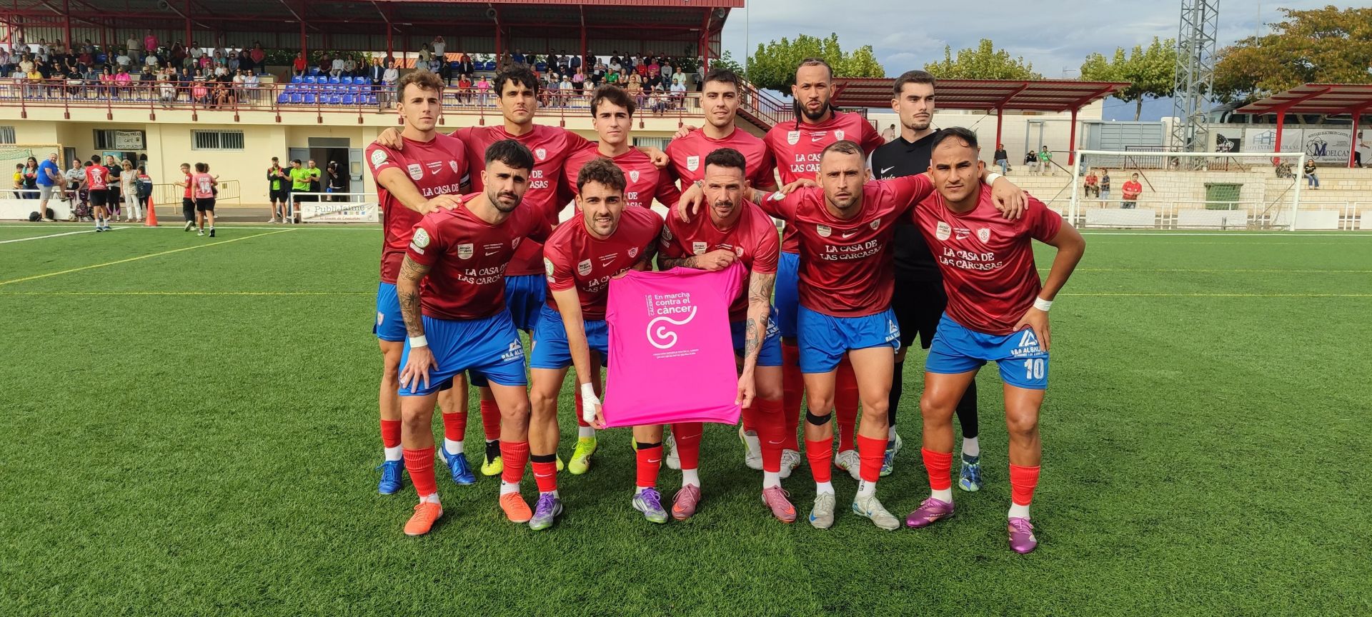 El Jaraíz posando con una camiseta rosa para visibilizar el cáncer.