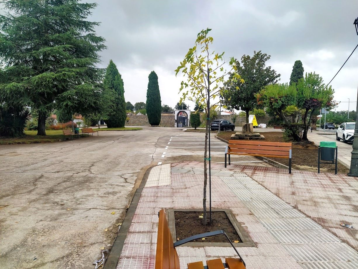 El cementerio se prepara para la festividad del Día de Todos los Santos