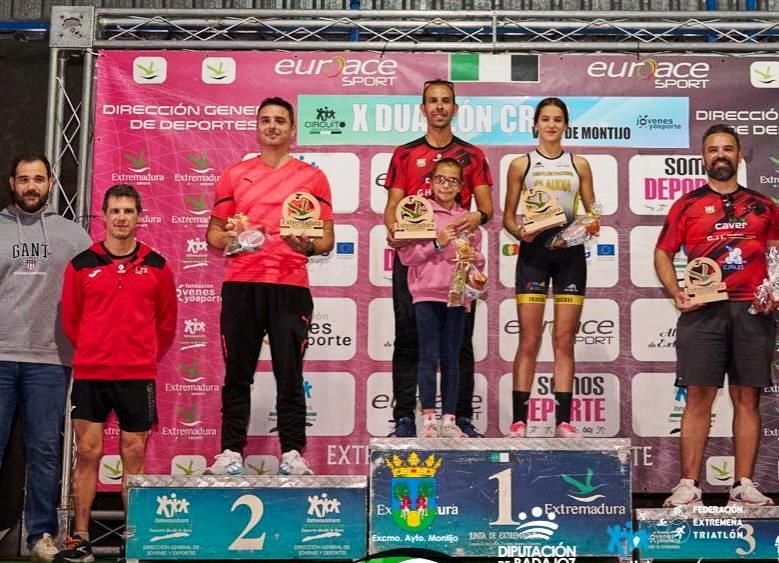 Alberto Sánchez (derecha) en el segundo cajón del podio.