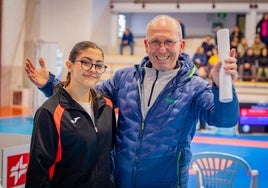 Germán Isidoro Castillo Martínez con una de sus alumnas.
