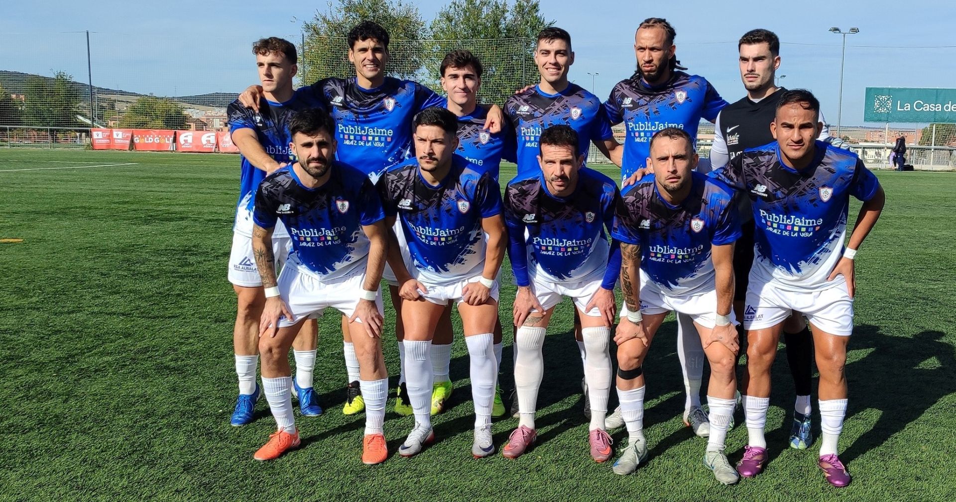 CF Jaraíz de azul antes del encuentro contra el Diocesano en su campo.