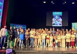 Las autoridades con los premiados en la gala anual del kárate extremeño, celebrada en el teatro-cine Avenida.