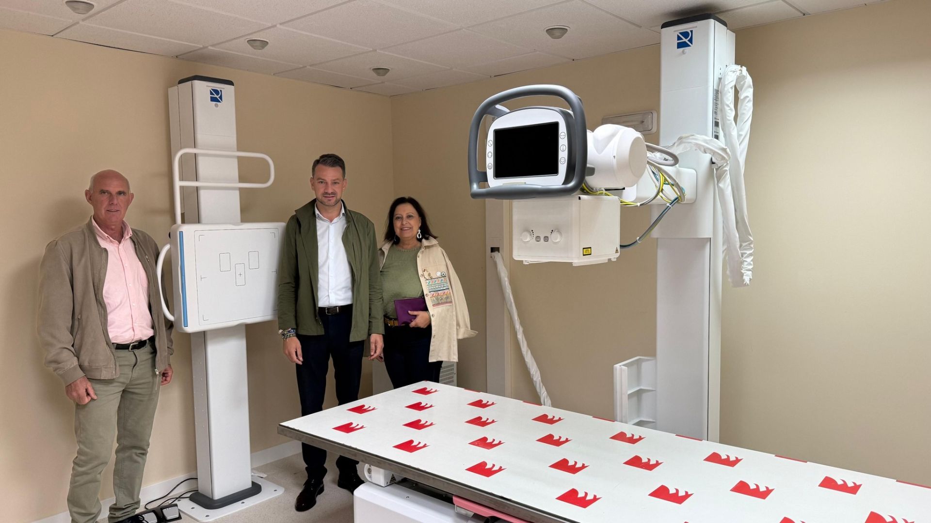 Sánchez, Núñez y López en la nueva sala de radiología.