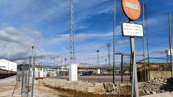 Comienzan las obras de mejora del cerramiento sur del polideportivo