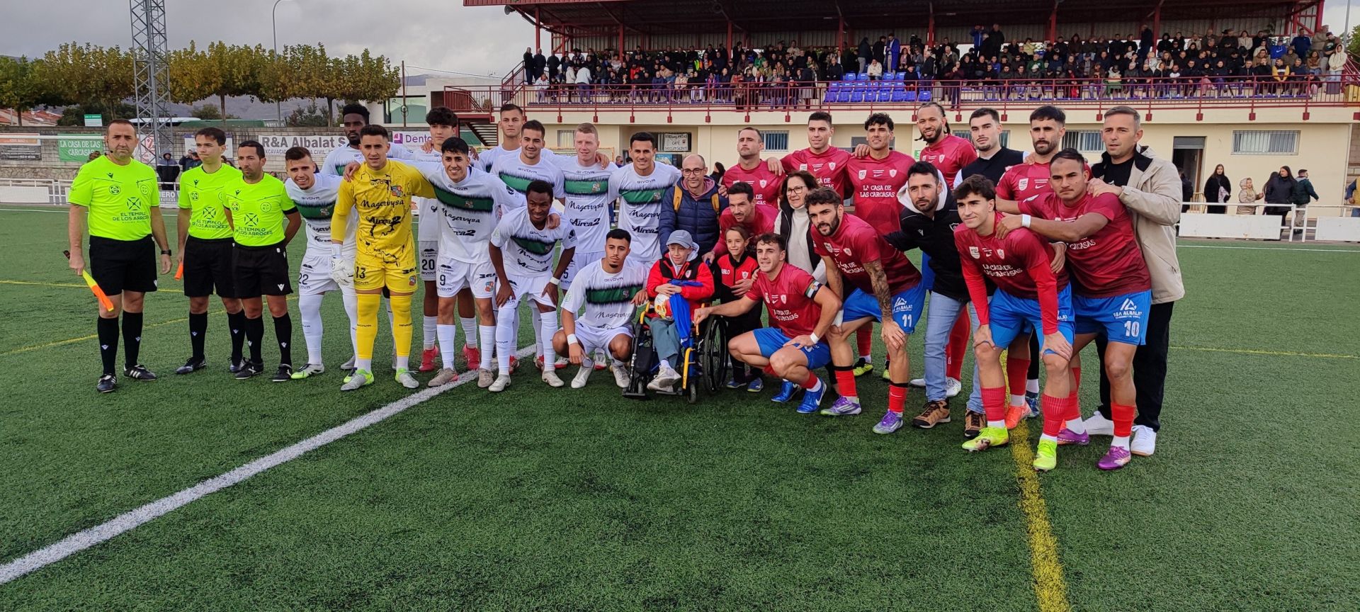 Los dos equipos arropando a Mario para que siga luchando y gane a la enfermedad que sufre.