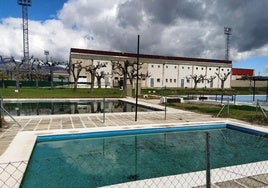 El Ayuntamiento reformará la cocina del bar de la piscina