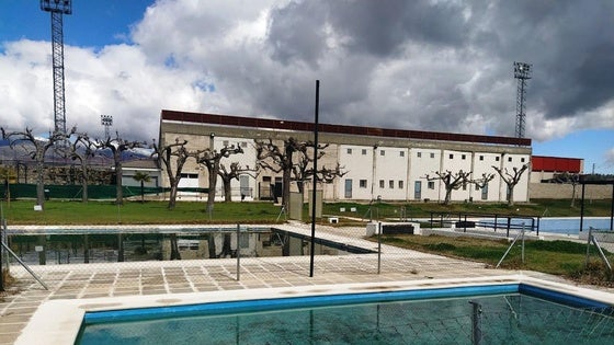 El Ayuntamiento reformará la cocina del bar de la piscina