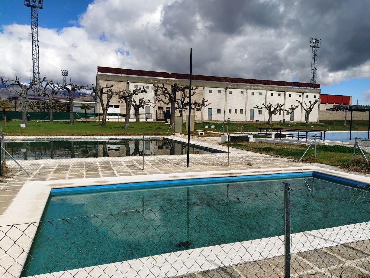 Las gradas, detrás de las piscinas, donde están el bar y la cocina.