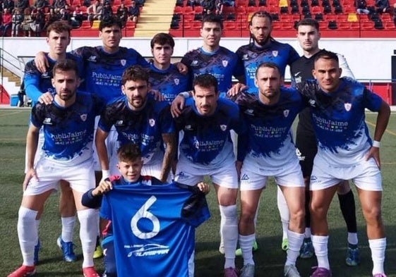 El Jaraíz en Montijo exhibiendo la camiseta de Juanan para que se recupere de su lesión.