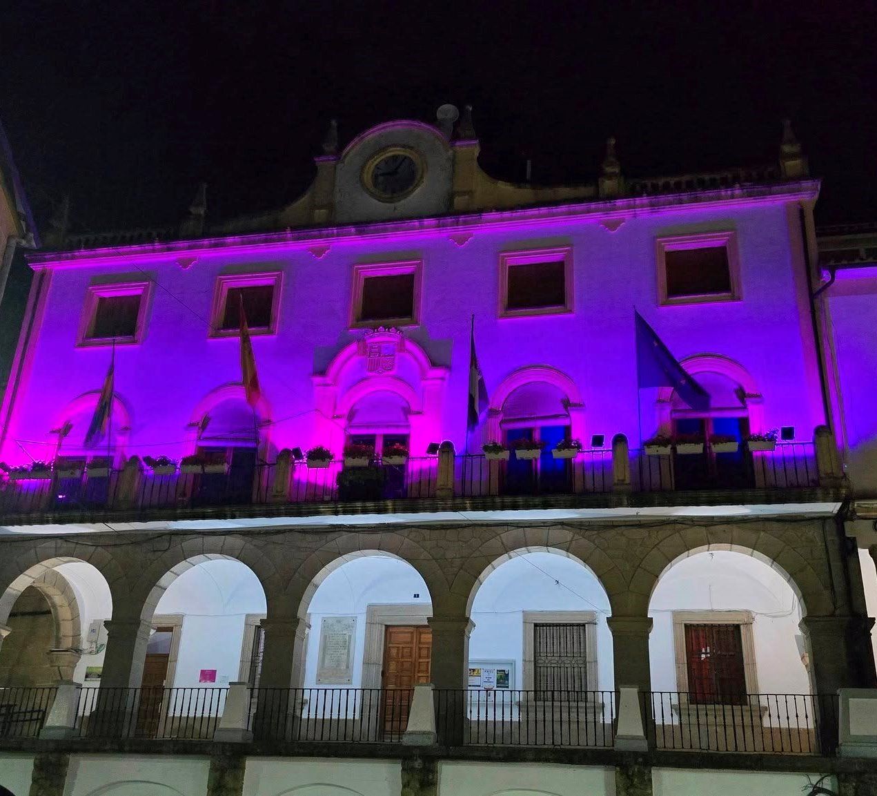 Fachada de la Casa Consistorial iluminada de morado.