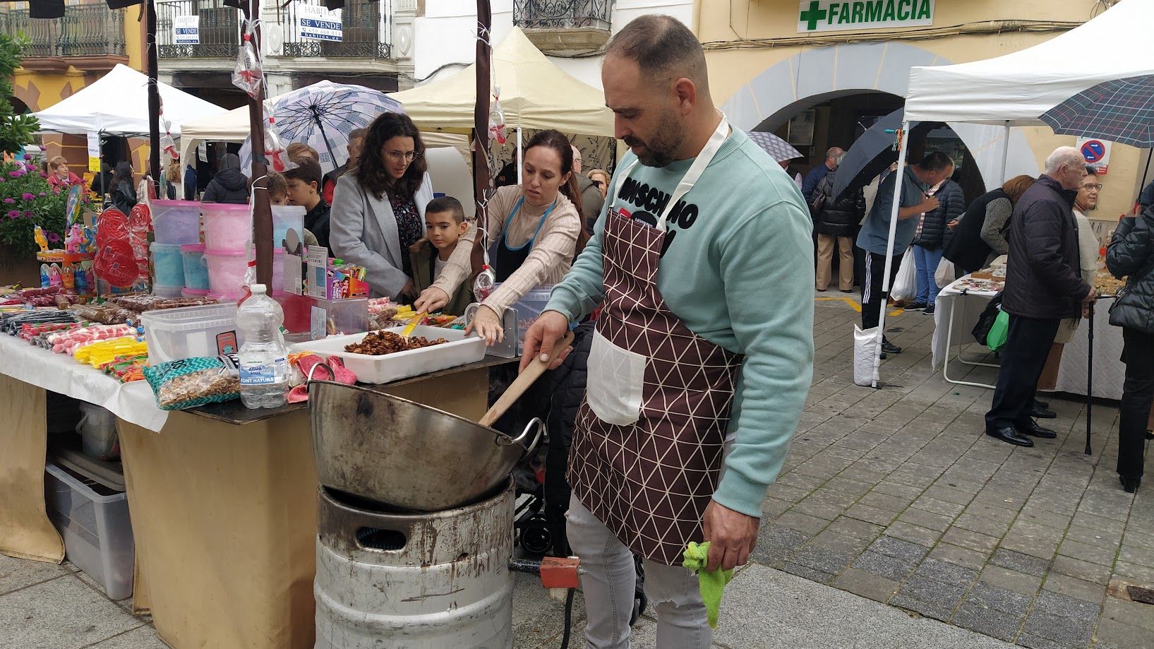 Uno de los puestos el pasado año preparando, in situ, almendras garrapiñadas.