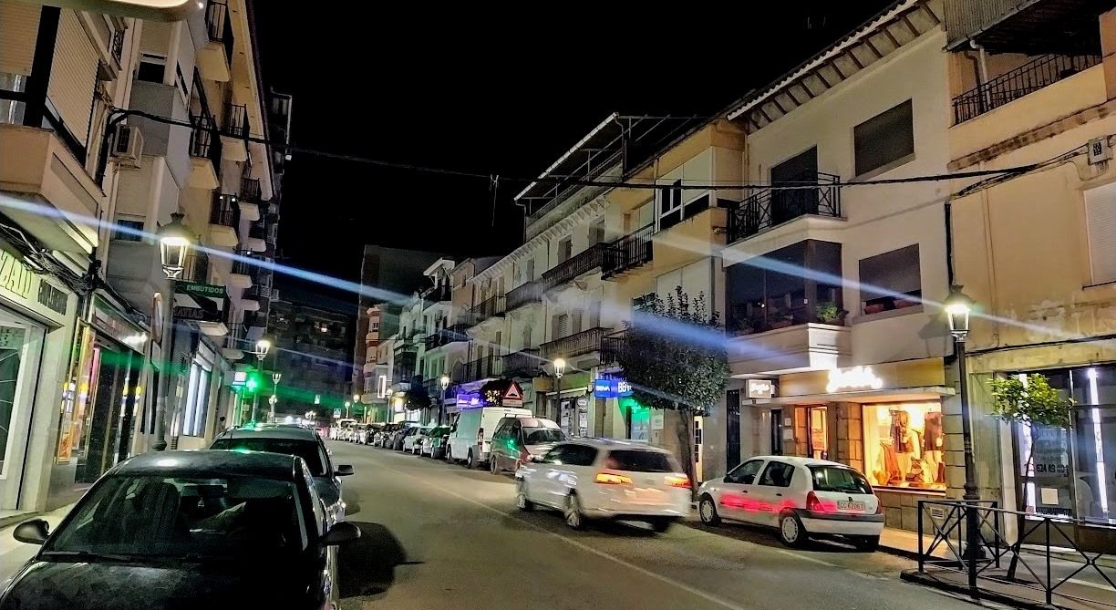 Avenida de la Constitución principal arteria y zona comercial de la villa jaraiceña.