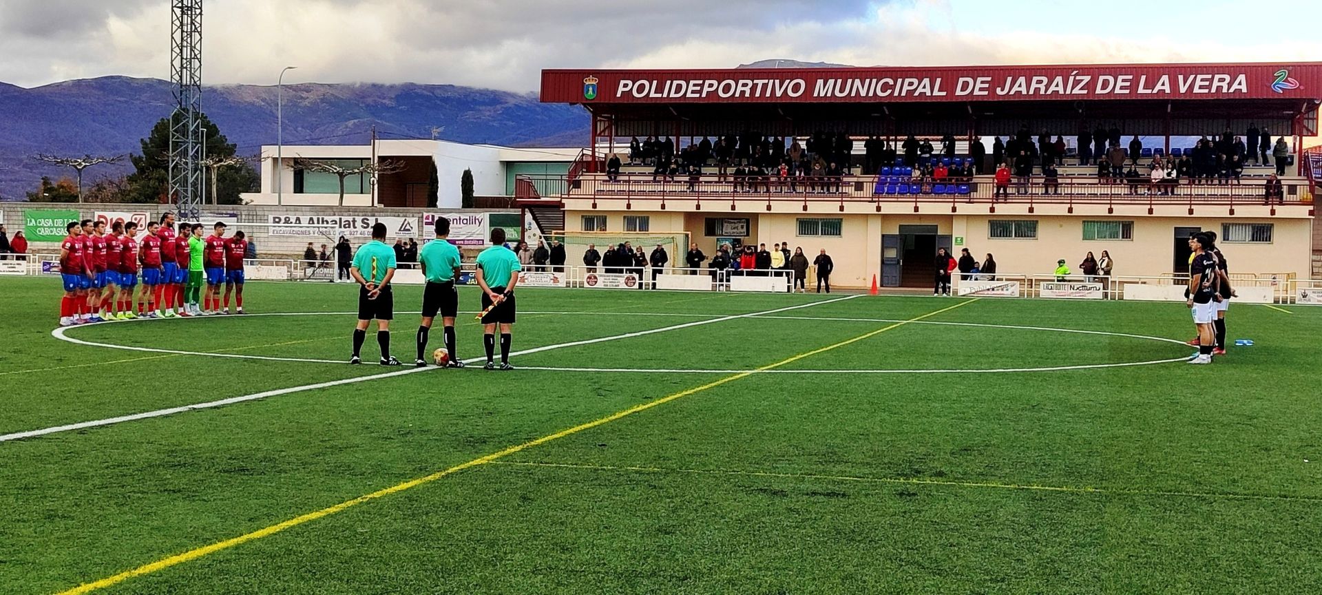 Minuto de silencio en los prolegómenos del encuentro.