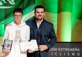 Alberto Parra con los galardones junto al director general de Jóvenes y Deportes, Santiago Amaro.