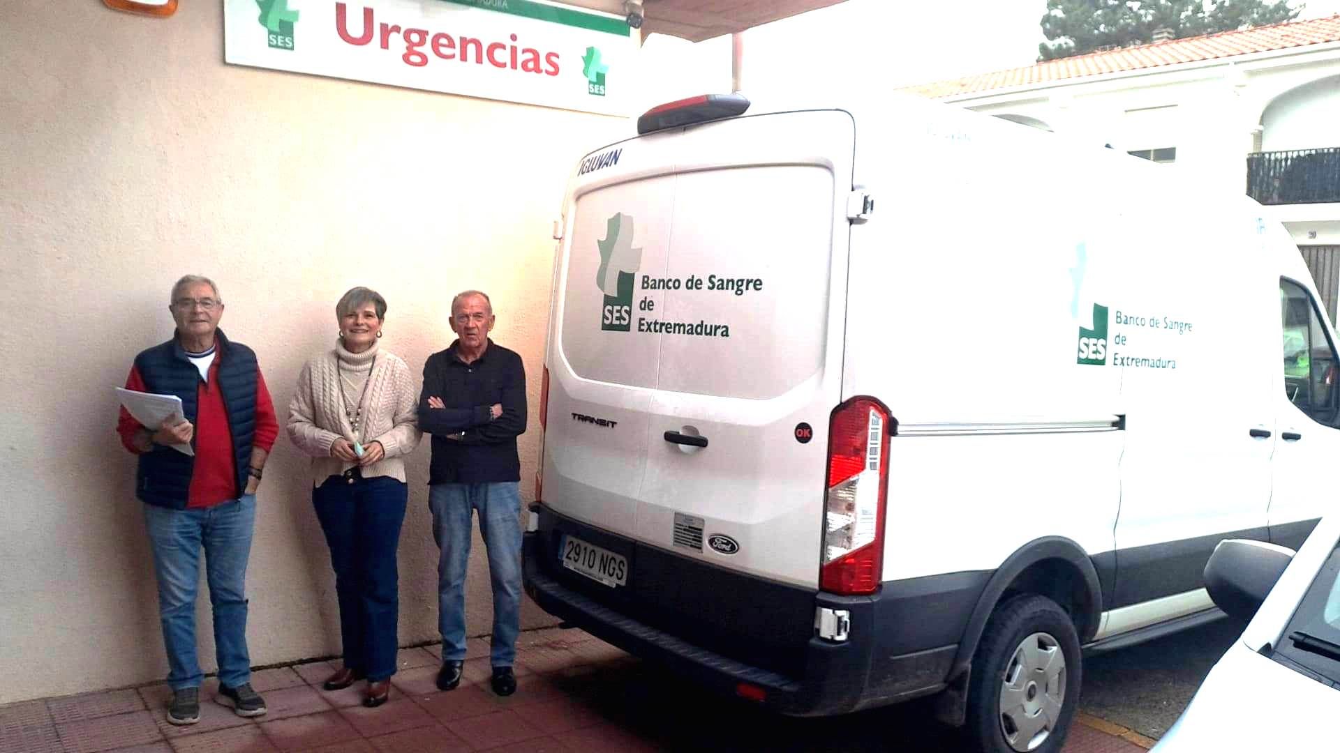 Gregorio, Nieves y Francisco junto a la unidad móvil del Banco de Sangre.
