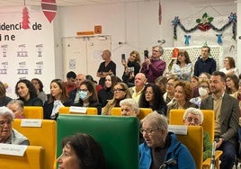 La directora del Sepad y el alcalde, en la tercera fila, durante el acto institucional.