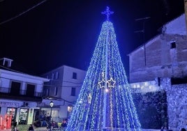 El árbol de Navidad instalado en la avenida del Salobrar.