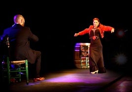 Caty Palma sobre un escenario bailando.