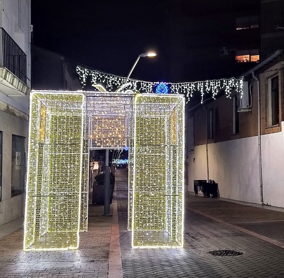 Adorno en forma de caja de regalos, en la entrada de la avenida de Yuste.