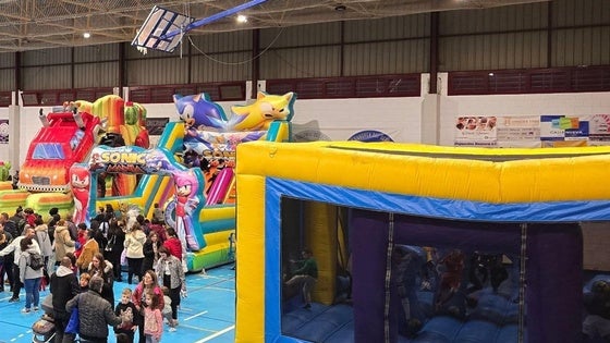 El pabellón de deportes acoge un parque hinchable