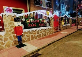 Calle Rufino Villalobos, decorada con motivos navideños por sus vecinos.