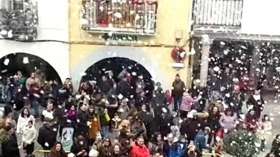 Los niños celebran sus primeras campanadas en la Plaza Mayor