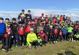 Foto de familia de los participantes en la ruta ciclista solidaria de Reyes 2026.