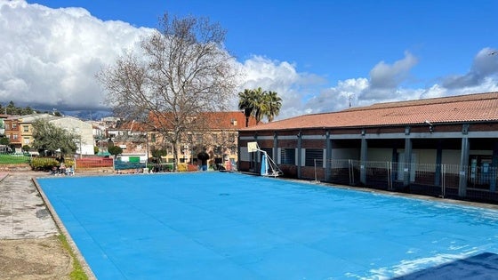 La Junta repara una pista polideportiva del colegio Gregoria Collado