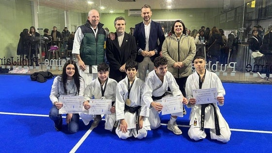 El Club de Kárate distingue a sus alumnos y al Corresponsal de HOY