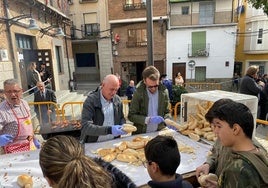 Celebración del martes de Carnaval con atuendos de época y chorizos