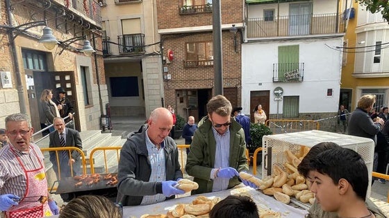 Celebración del martes de Carnaval con atuendos de época y chorizos