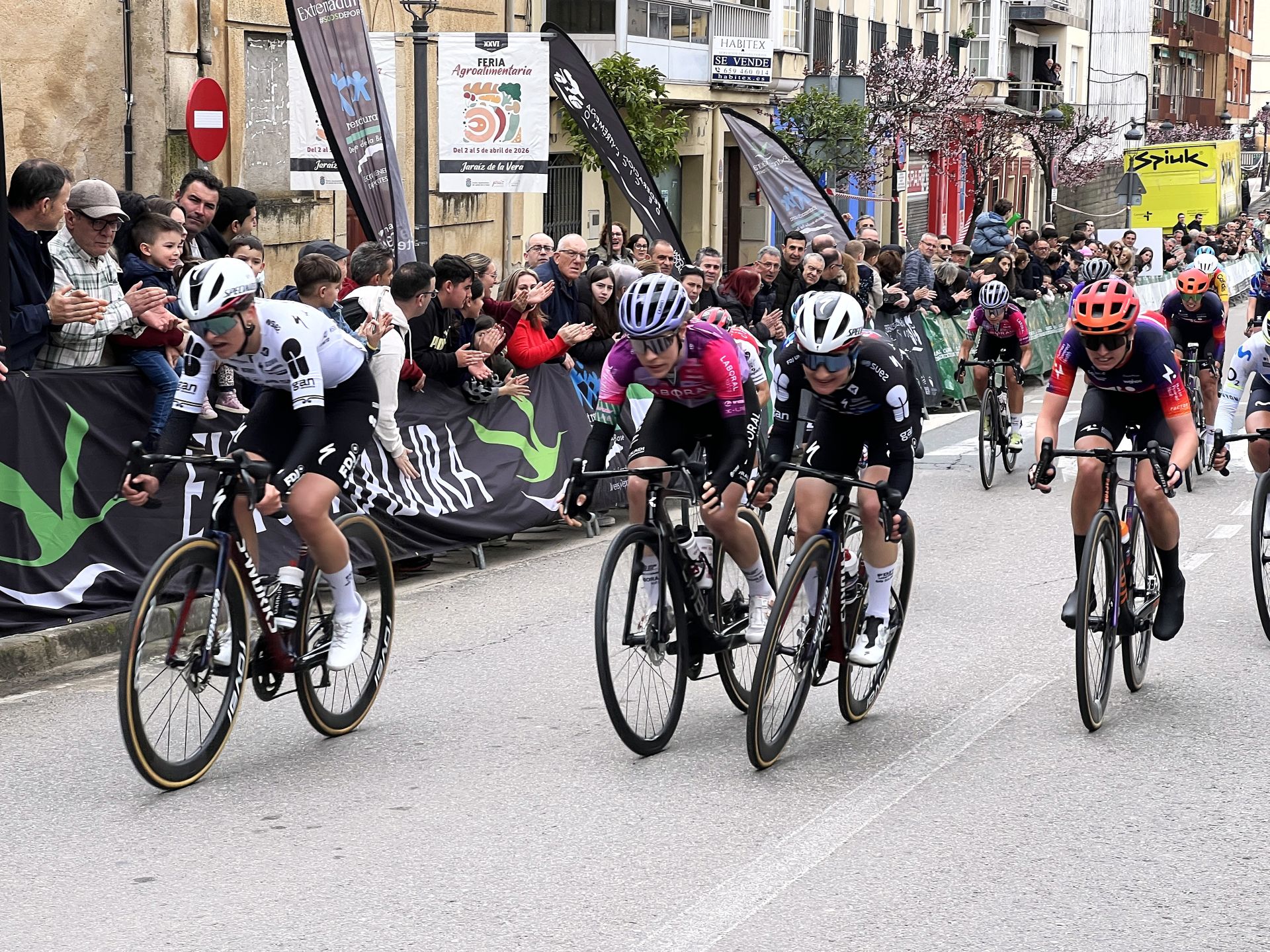 El pelotón llegando a la meta.