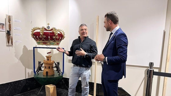 Pedro A. Ramos regala a la población el escudo de Jaraíz tallado en madera