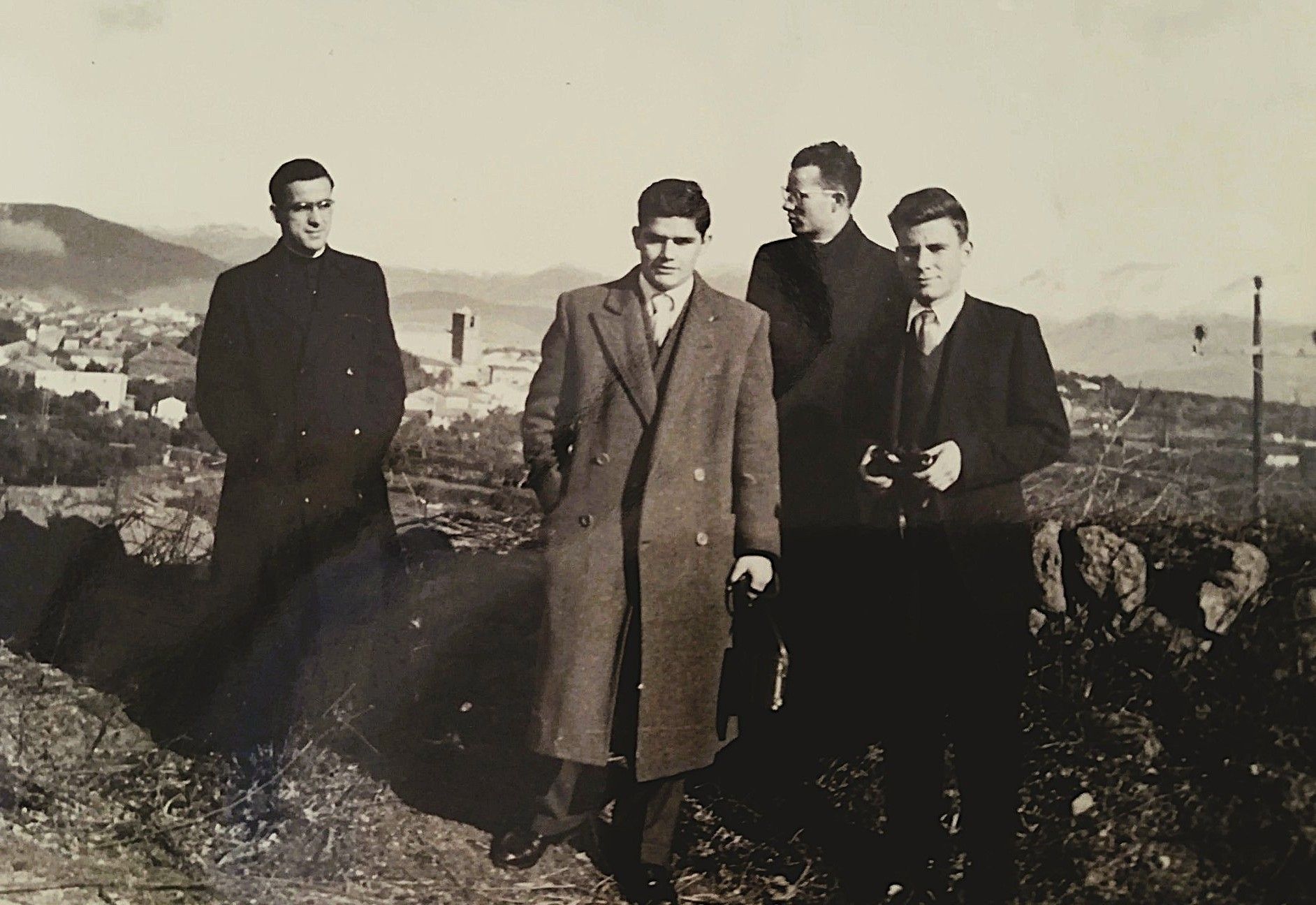Serrano, el segundo por la izquierda. Como fondo la iglesia de San Miguel de Jaraíz.
