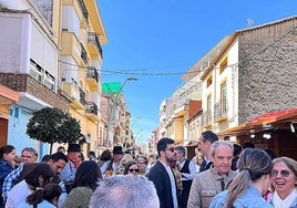 La avenida de Yuste llena de gente alrededor de la feria agroalimentaria.