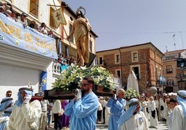 El Cristo Resucitado y la Virgen, en la Plaza Mayora, tras el encuento, camino de Santa María.